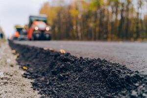 cerca ver en el nuevo la carretera construcción sitio. de cerca asfalto a el la carretera debajo construcción. asfaltado foto