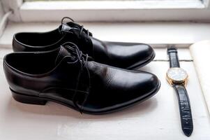 novio es reunión en el Mañana. Boda detalles. de los hombres relojes y zapatos. cuero de los hombres Zapatos con relojes. conjunto de novio accesorios en Boda día foto