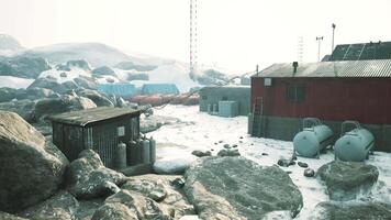 antarctisch baseren reeks in een natuurlijk haven in voorkant van de antarctisch schiereiland video