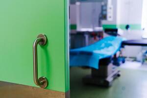 cerrado puertas en el operando habitación. moderno quirúrgico clínica foto
