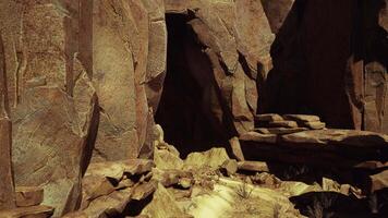 fabelhaft Aussicht von bunt Steine Innerhalb das Höhle video