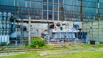 industrial edificio con maquinaria de el antiguo poder planta. el principal parte de un grande poder planta en un soleado día. foto