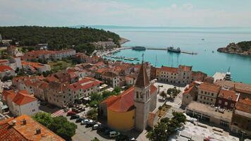 vieux ville se rencontre adriatique mer. de Makarska historique architecture rayonne intemporel charme, avec ses ancien les structures de le dalmatien côte. video