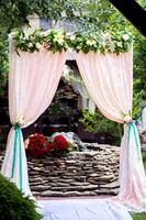 arco para la ceremonia de la boda, decorado con telas y flores foto