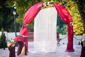 arco para el Boda ceremonia. hermosa Boda decoraciones foto