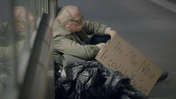 anziano senza casa uomo sofferenza a partire dal povertà guardare per Aiuto a treno stazione video