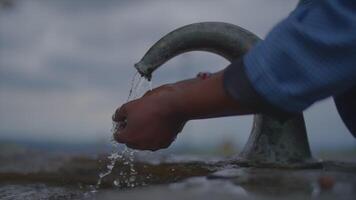 avvicinamento di persona pulizia mano con naturale fresco spruzzi in esecuzione rubinetto acqua video