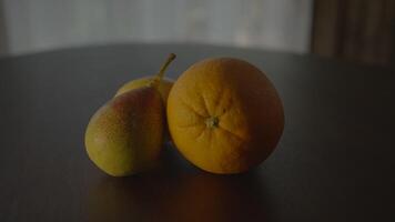 orgânico laranja maçã pera frutas Comida nutrição com vitaminas fundo video