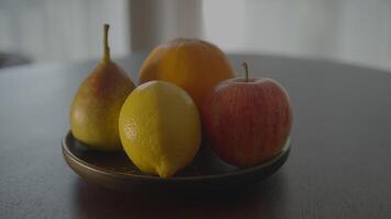 organisk orange äpple päron frukt mat näring med vitaminer bakgrund video