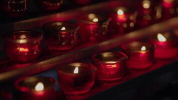 Wachs Kerzen Nacht Beleuchtung Bokeh zum heilig religiös Zeremonie video