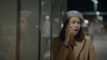 emotional verärgert weiblich Person unzufrieden frustriert Telefon Anruf sich unterhalten beim Bahnhof video