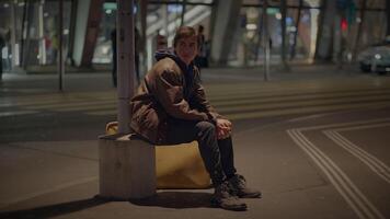pensativo jovem homem perdido às estação de trem solitário preocupado esperando video