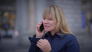 blond vrouw pratend boos Aan mobiel telefoon Bij treinstation ruzie maken video