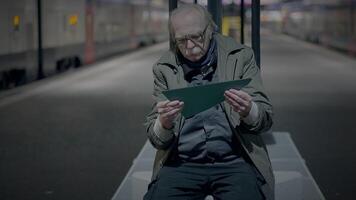 Arm obdachlos Mann finden gebrochen Spiegel Denken Über das Vergangenheit und Zukunft video