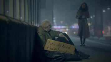 elegant Dame Treffen obdachlos Mann betteln beim Zug Bahnhof Gefühl mitfühlend video