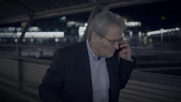 Directeur manager ondernemer ruzie maken Aan mobiel telefoon in de stad Bij nacht video