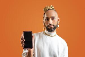 negro gay hombre con brillante maquillaje utilizar teléfono inteligente foto