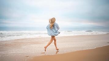 mujer corriendo en arenoso mar playa durante verano vacaciones foto