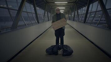 deprimiert arbeitslos Senior obdachlos Bettler Sein Arm nach Job Verlust video