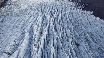 volo al di sopra di il svnafellsjkull ghiacciaio nel Islanda. skaftafell nazionale parco. ghiaccio e cenere di il vulcano struttura paesaggio. 4k video