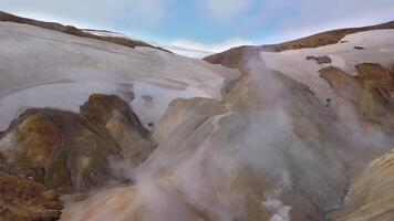 aéreo ver de volcánico paisaje. caliente primavera en kerlingarfjoll geotermal área, Islandia. video