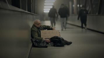 anziano senza casa uomo sofferenza a partire dal povertà guardare per Aiuto a treno stazione video