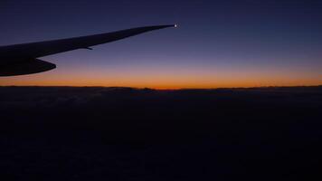 Aussicht von das Flugzeug Fenster von das Flügel, Wolken und ein schön Sonnenuntergang. video