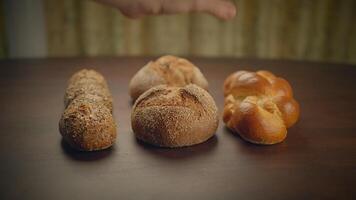 biologisch geheel graan brood Aan keuken tafel klaar voor aan het eten video