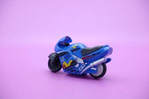 Deportes moto juguete aislado en púrpura antecedentes. mini Deportes moto foto