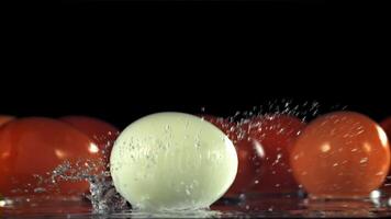 il uovo cascate su il tavolo. su un' nero sfondo. girato è lento movimento 1000 fps. video