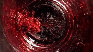 vermelho vinho é derramado para dentro uma vidro. topo visualizar. filmado em uma alta velocidade Câmera às 1000 fps. Alto qualidade fullhd cenas video