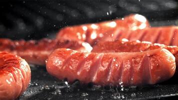 salsicce siamo fritte con spruzzi nel un' padella. girato su un' alta velocità telecamera a 1000 fps. alto qualità FullHD metraggio video