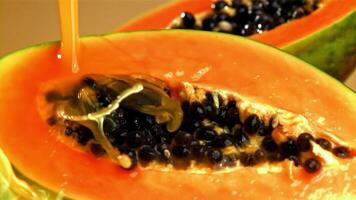 Fresco papaya con un chapoteo de jugo. filmado en un alta velocidad cámara a 1000 fps. alto calidad full HD imágenes video