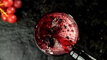 rot Wein ist gegossen in ein Glas. oben Sicht. gefilmt auf ein schnelle Geschwindigkeit Kamera beim 1000 fps. hoch Qualität fullhd Aufnahmen video