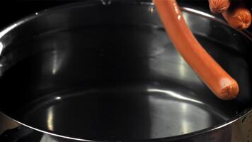 le saucisses tomber dans une pot de l'eau. filmé sur une haute vitesse caméra à 1000 ips. haute qualité Full HD métrage video