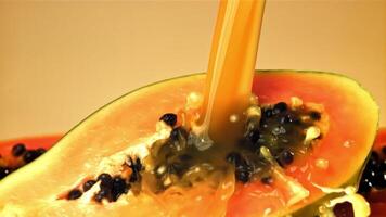 frisch Papaya mit ein Spritzen von Saft. gefilmt auf ein schnelle Geschwindigkeit Kamera beim 1000 fps. hoch Qualität fullhd Aufnahmen video