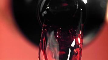 rojo vino es vertido fuera de el botella. filmado en un alta velocidad cámara a 1000 fps. alto calidad full HD imágenes video