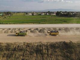 aéreo ver de tugurio camión en autopista construcción en Java, Indonesia foto