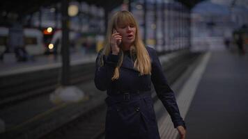 van streek vrouw persoon sprekend met ongelukkig negatief emoties video