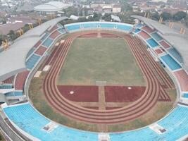 aéreo ver directamente encima kridosono estadio, hogar estadio. foto