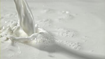 Fresco Leche con salpicaduras filmado en un alta velocidad cámara a 1000 fps. alto calidad full HD imágenes video