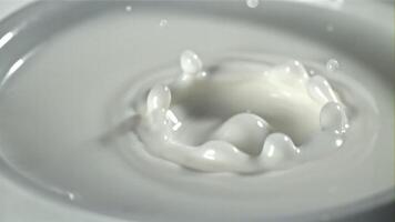 spatten van een laten vallen van melk. gefilmd Aan een hoge snelheid camera Bij 1000 fps. hoog kwaliteit full HD beeldmateriaal video