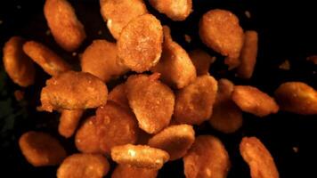 kyckling nuggets flyga upp och falla ner. filmad på en hög hastighet kamera på 1000 fps. hög kvalitet full HD antal fot video