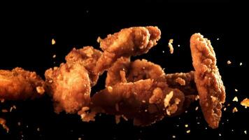 Hähnchen Nuggets fliegen oben und fallen runter. gefilmt auf ein schnelle Geschwindigkeit Kamera beim 1000 fps. hoch Qualität fullhd Aufnahmen video