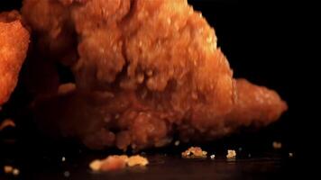 Hähnchen Nuggets fallen auf das Tisch. gefilmt auf ein schnelle Geschwindigkeit Kamera beim 1000 fps. hoch Qualität fullhd Aufnahmen video