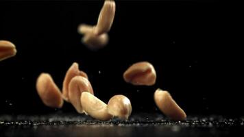 Erdnüsse fallen auf das Tisch. gefilmt auf ein schnelle Geschwindigkeit Kamera beim 1000 fps. hoch Qualität fullhd Aufnahmen video