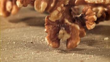 walnoten vallen Aan de tafel. gefilmd Aan een hoge snelheid camera Bij 1000 fps. hoog kwaliteit full HD beeldmateriaal video