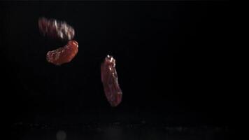 raisins secs tomber sur le tableau. filmé sur une haute vitesse caméra à 1000 ips. haute qualité Full HD métrage video