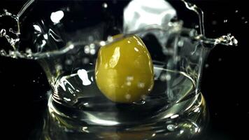 färsk oliver falla med stänk in i de olja. filmad på en hög hastighet kamera på 1000 fps. hög kvalitet full HD antal fot video