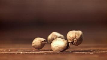 a pistachios outono em a mesa. filmado em uma alta velocidade Câmera às 1000 fps. Alto qualidade fullhd cenas video